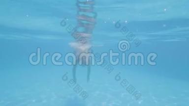 在度假酒店内的水线景观，成熟的男子在水下浮动游泳池游泳。 成年游泳者在水下漂流
